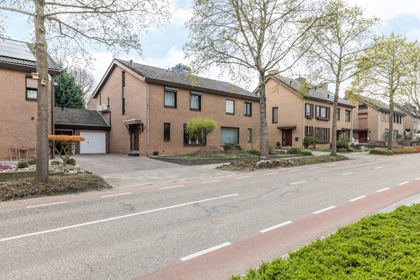 Foto - Te koop: Dr. Calsstraat 48 Landgraaf Instapklare uitstekend onderhouden geschakelde 2 kap woning in Schaesberg